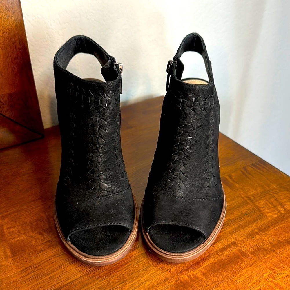 Vince Camuto Katri Side Zipper Ankle Heels Open Toes Black Leather Upper 5.5M